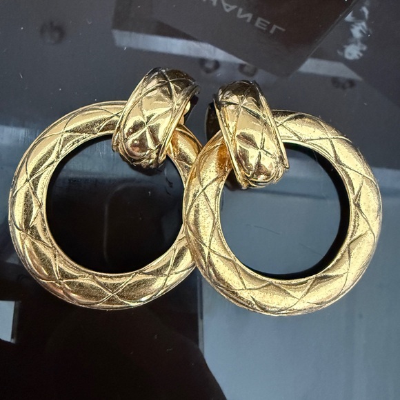 LOT 2137 24K gold plated CHANEL vintage clip on earrings - Picture 6 of 15